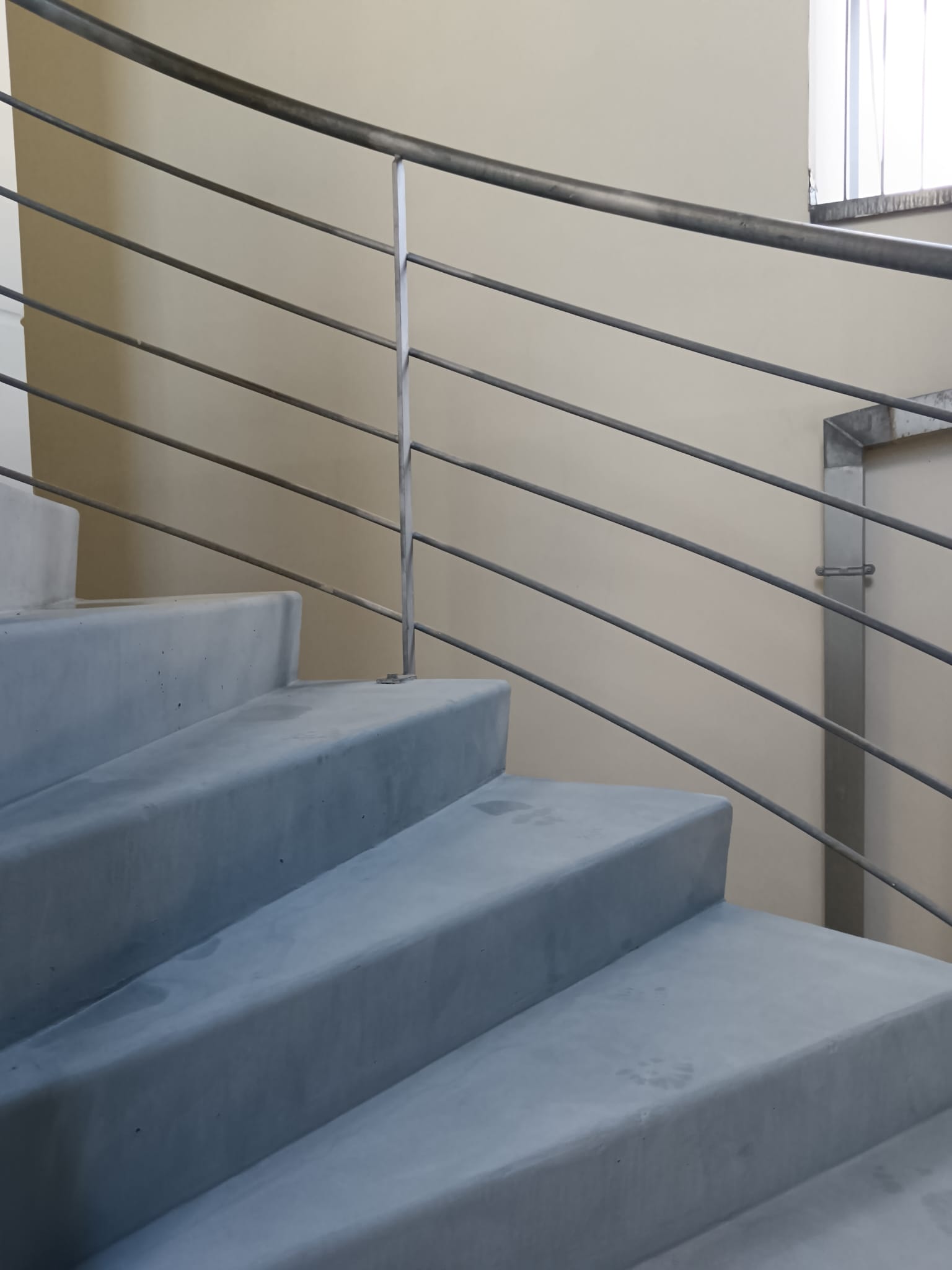 La même cage d'escalier après nettoyage