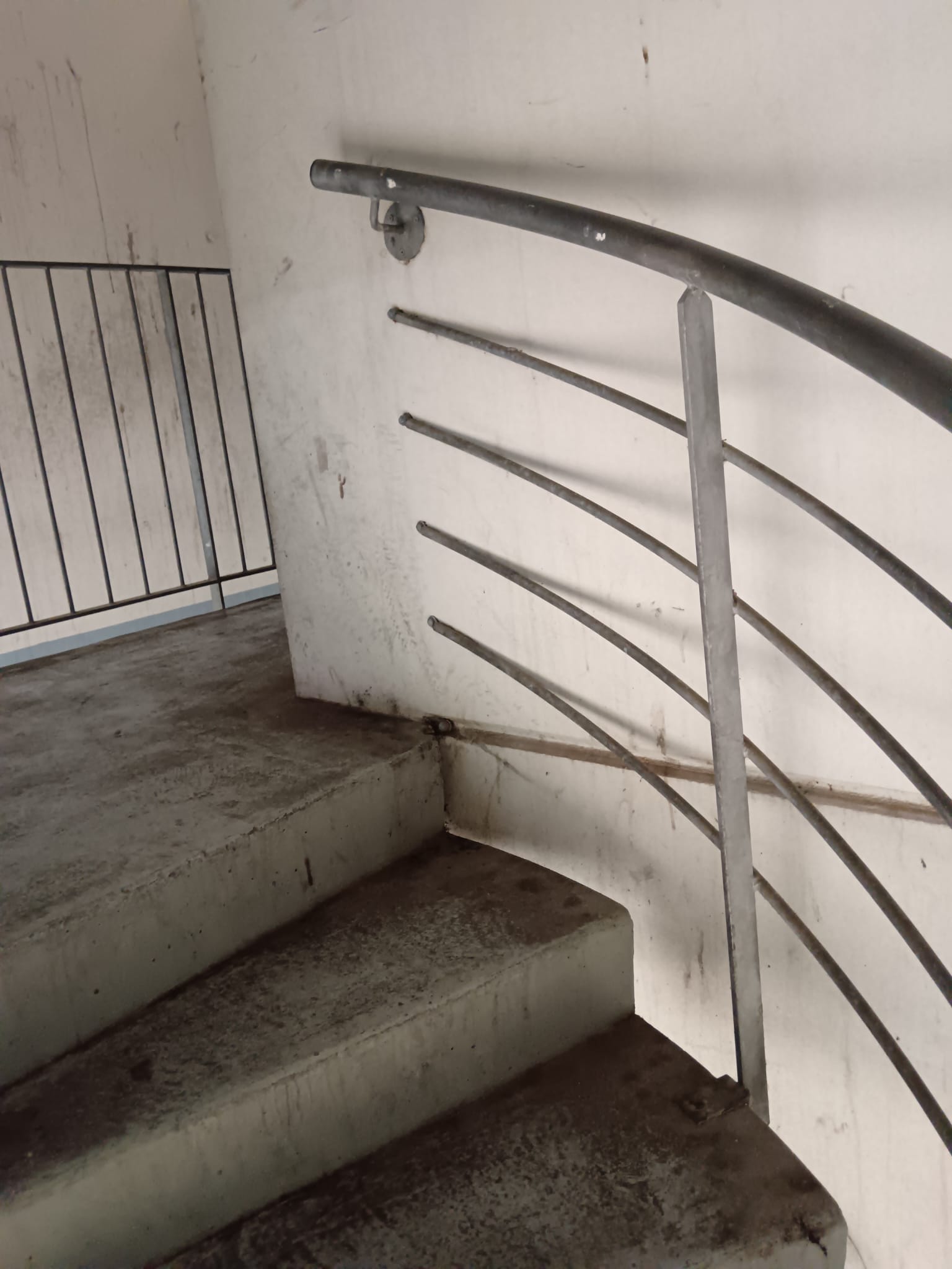 Cage d'escalier encrassée avant intervention